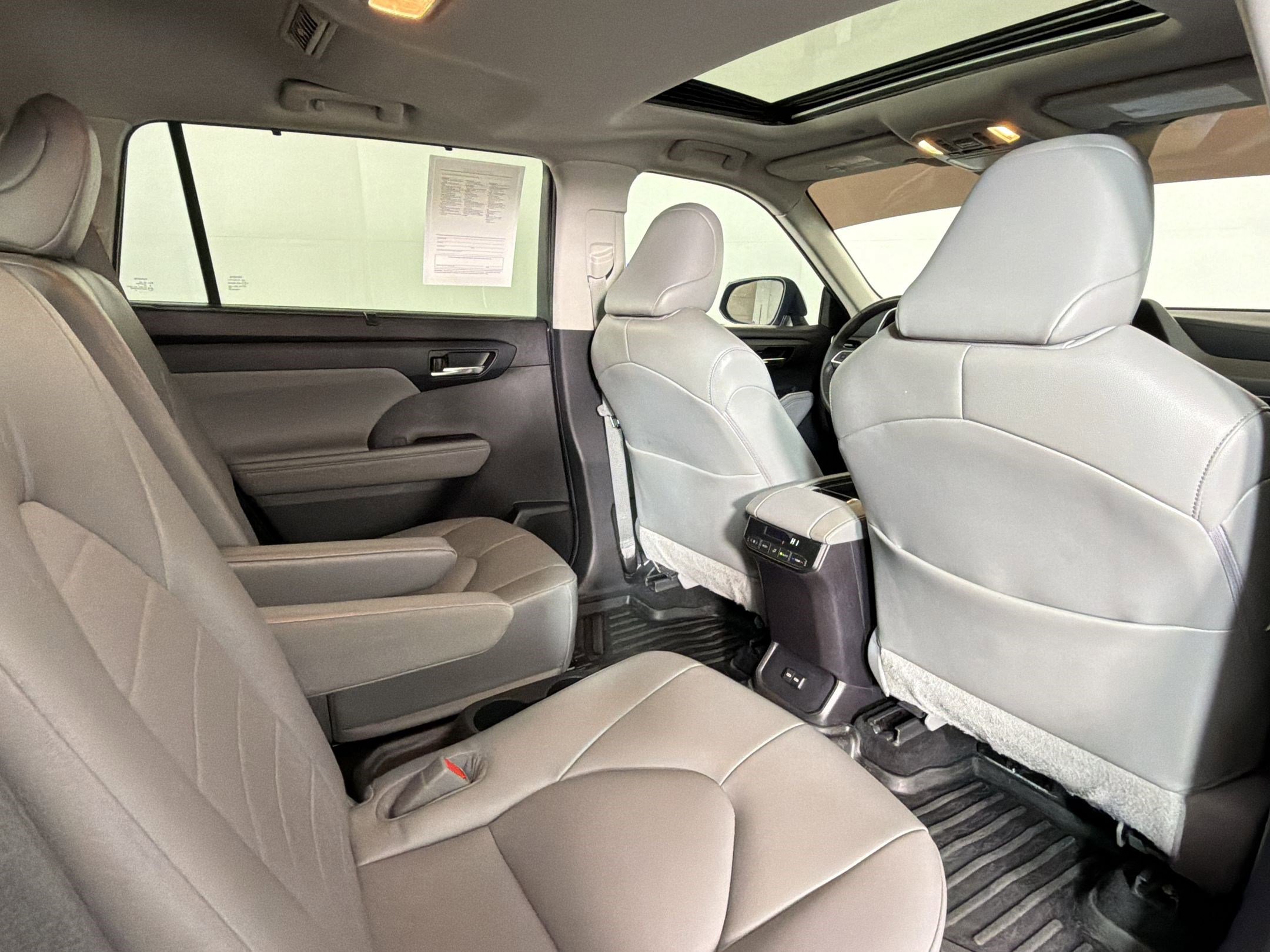 Used 2022 Toyota Highlander XLE image 29