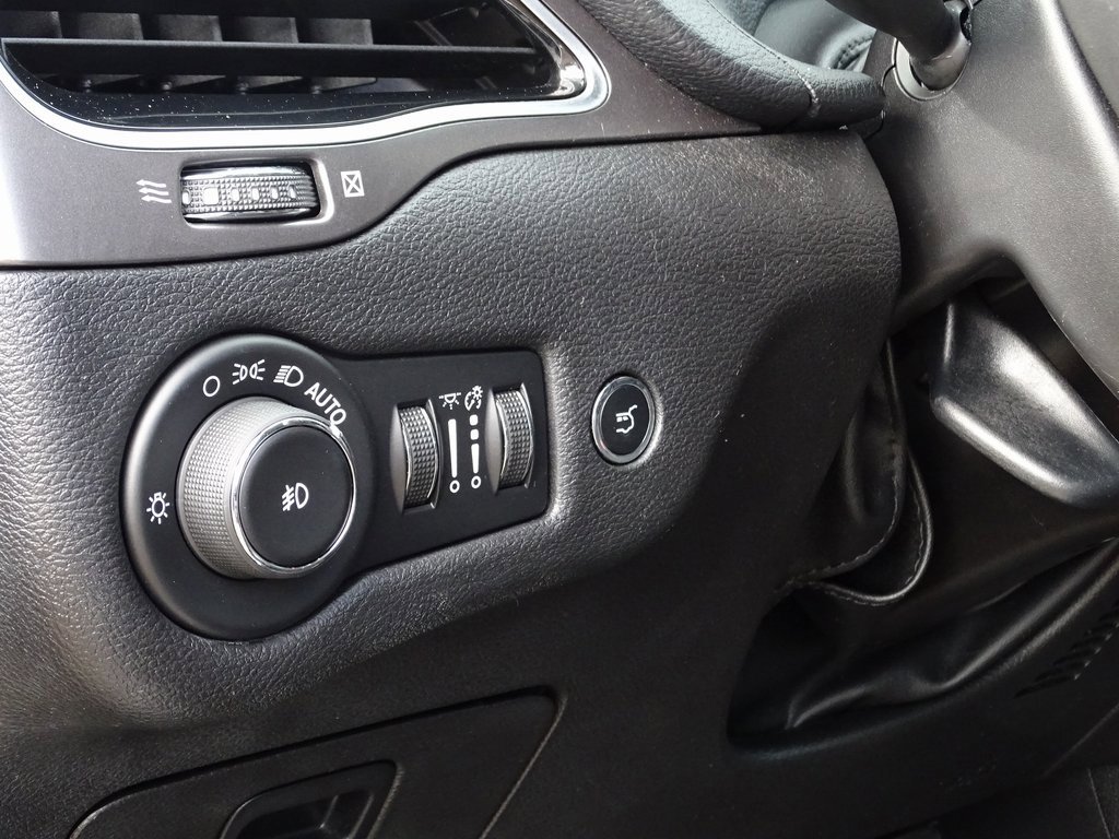 Used 2020 Jeep Cherokee Limited image 16