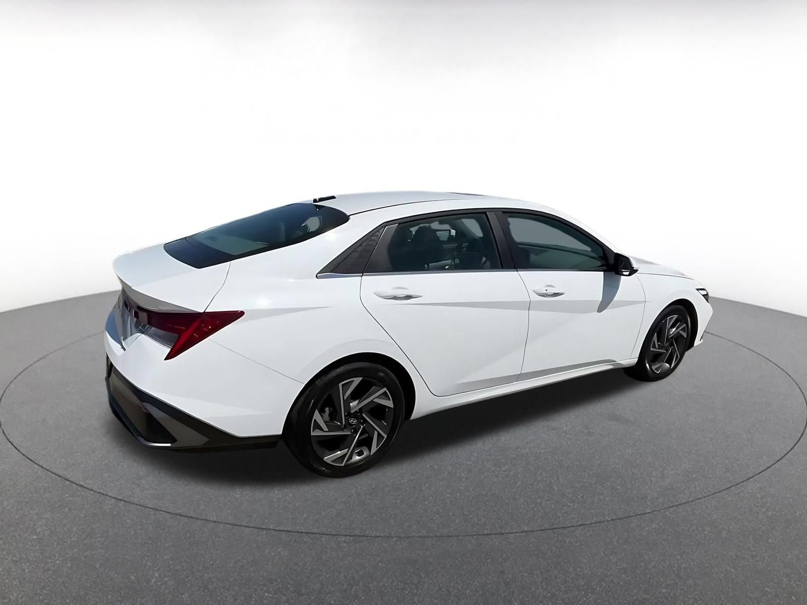 Used 2025 Hyundai Elantra SEL FWD image 14