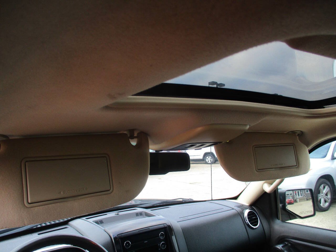 Used 2010 Ford Explorer XLT AWD/4WD image 30