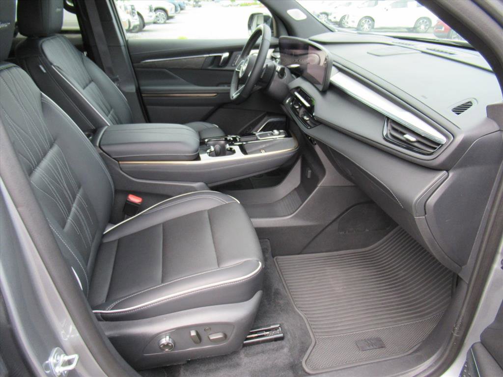 Used 2025 Buick Enclave Avenir w/ Super Cruise Package AWD/4WD image 10