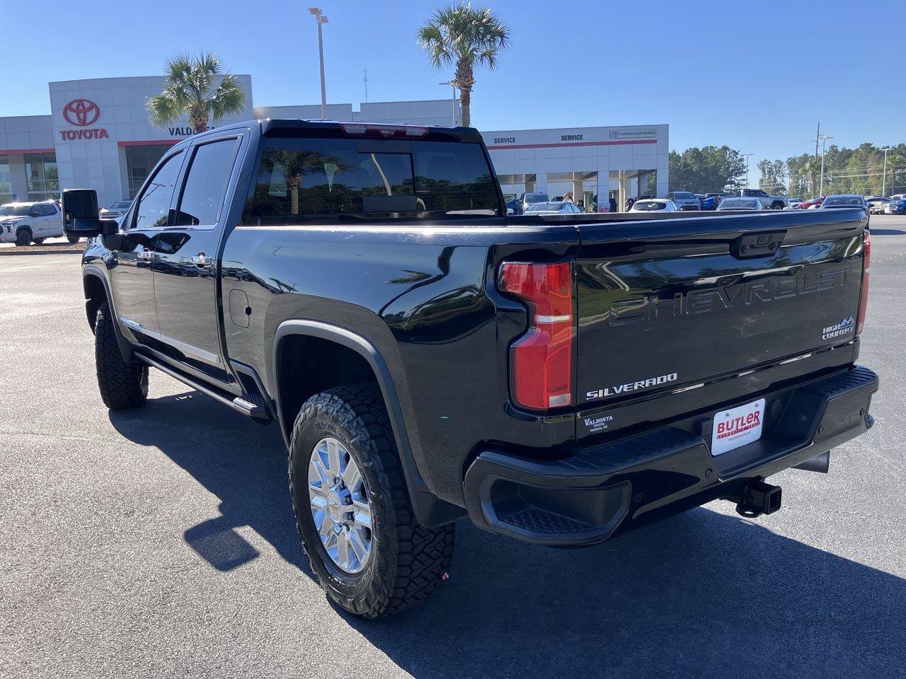 Used 2024 Chevrolet Silverado 3500 High Country w/ High Country Premium Package AWD/4WD image 3