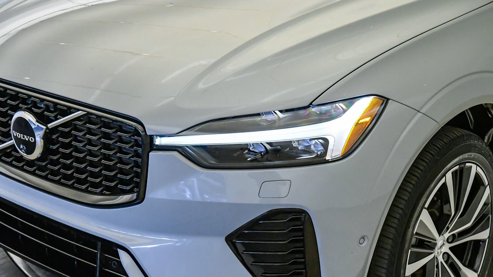 Certified 2025 Volvo XC60 B5 Plus AWD/4WD image 9