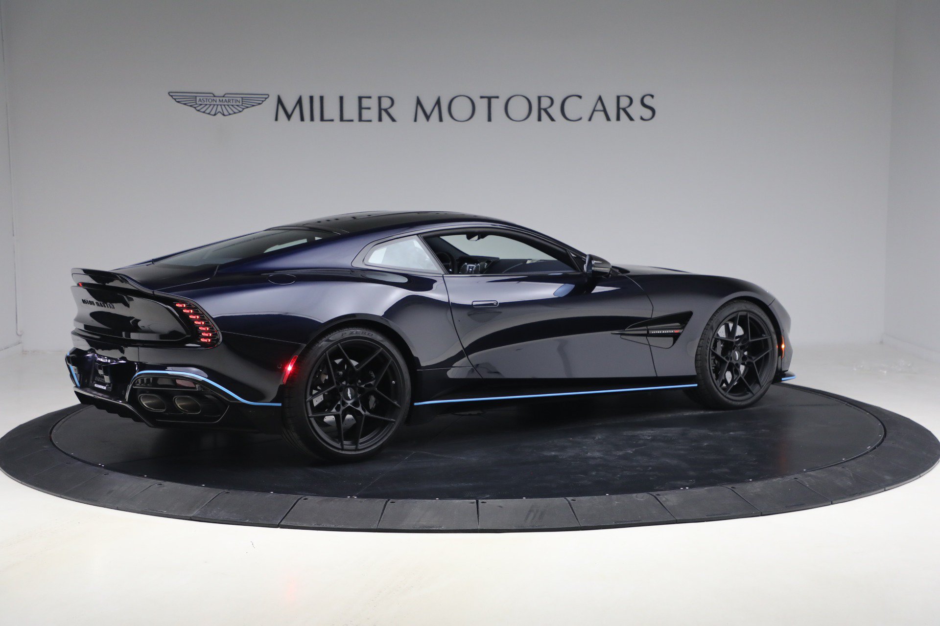 Used 2025 Aston Martin Vanquish RWD image 8
