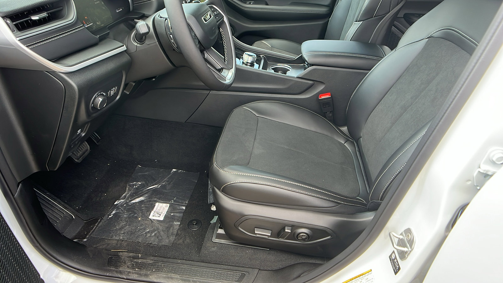 New 2025 Jeep Grand Cherokee L Altitude image 16