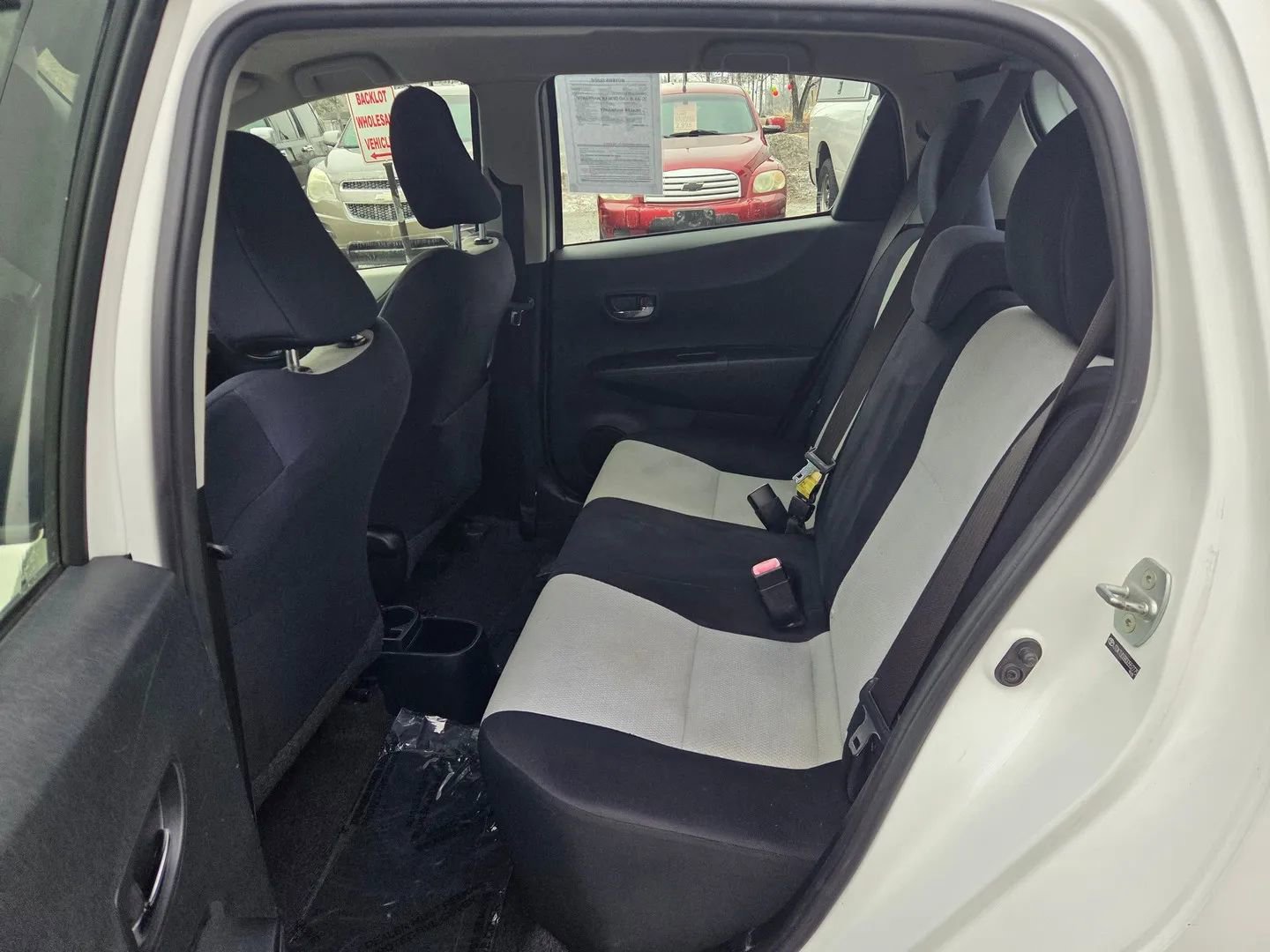 Used 2013 Toyota Yaris LE image 4