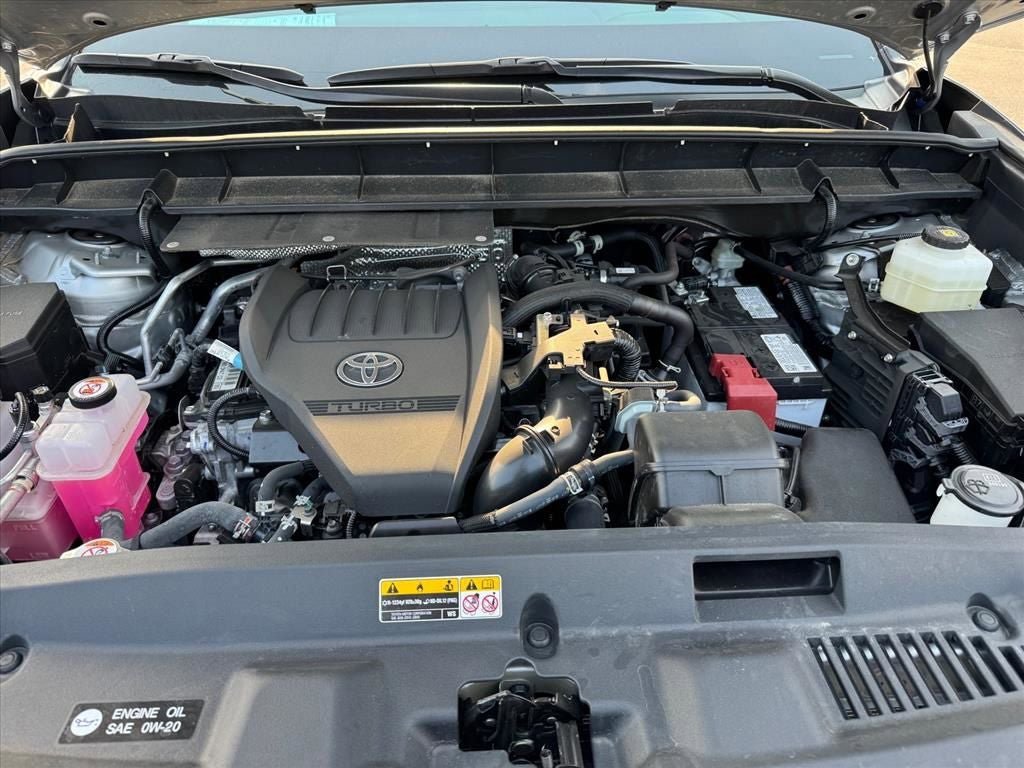 Used 2024 Toyota Highlander LE AWD/4WD image 15