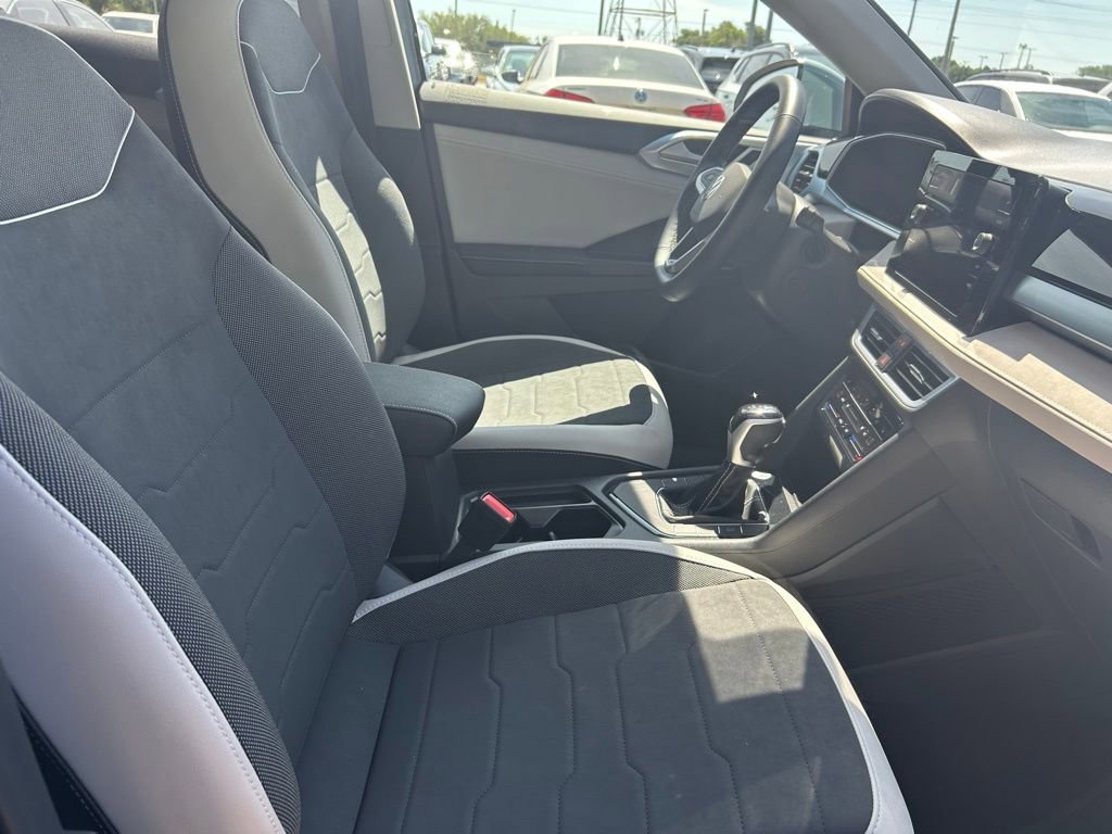 Certified 2025 Volkswagen Taos SE w/ Panoramic Sunroof Package FWD image 33