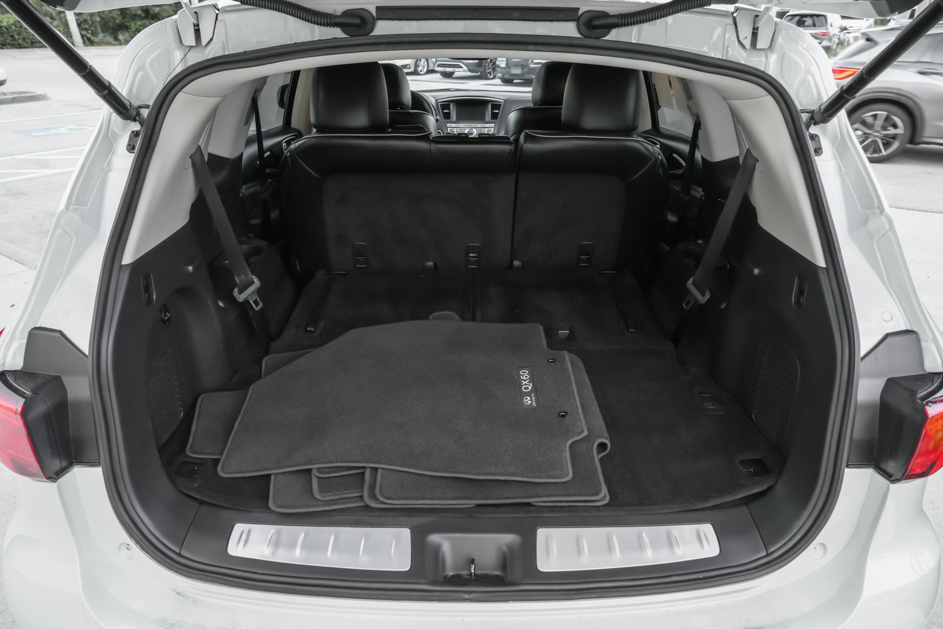 Used 2019 INFINITI QX60 Luxe w/ Essential Package image 39