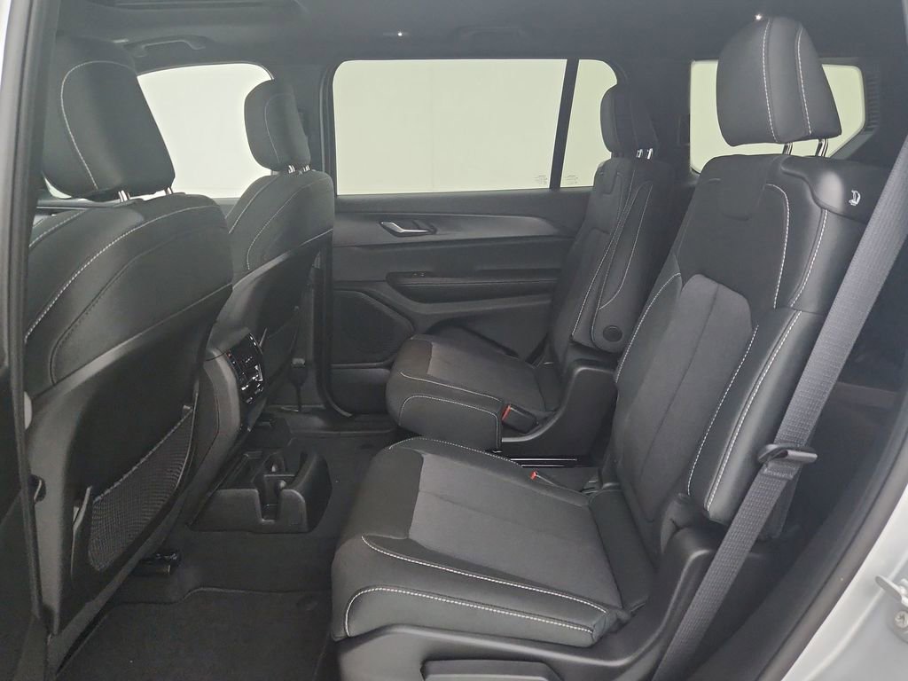 New 2025 Jeep Grand Cherokee L Laredo image 31