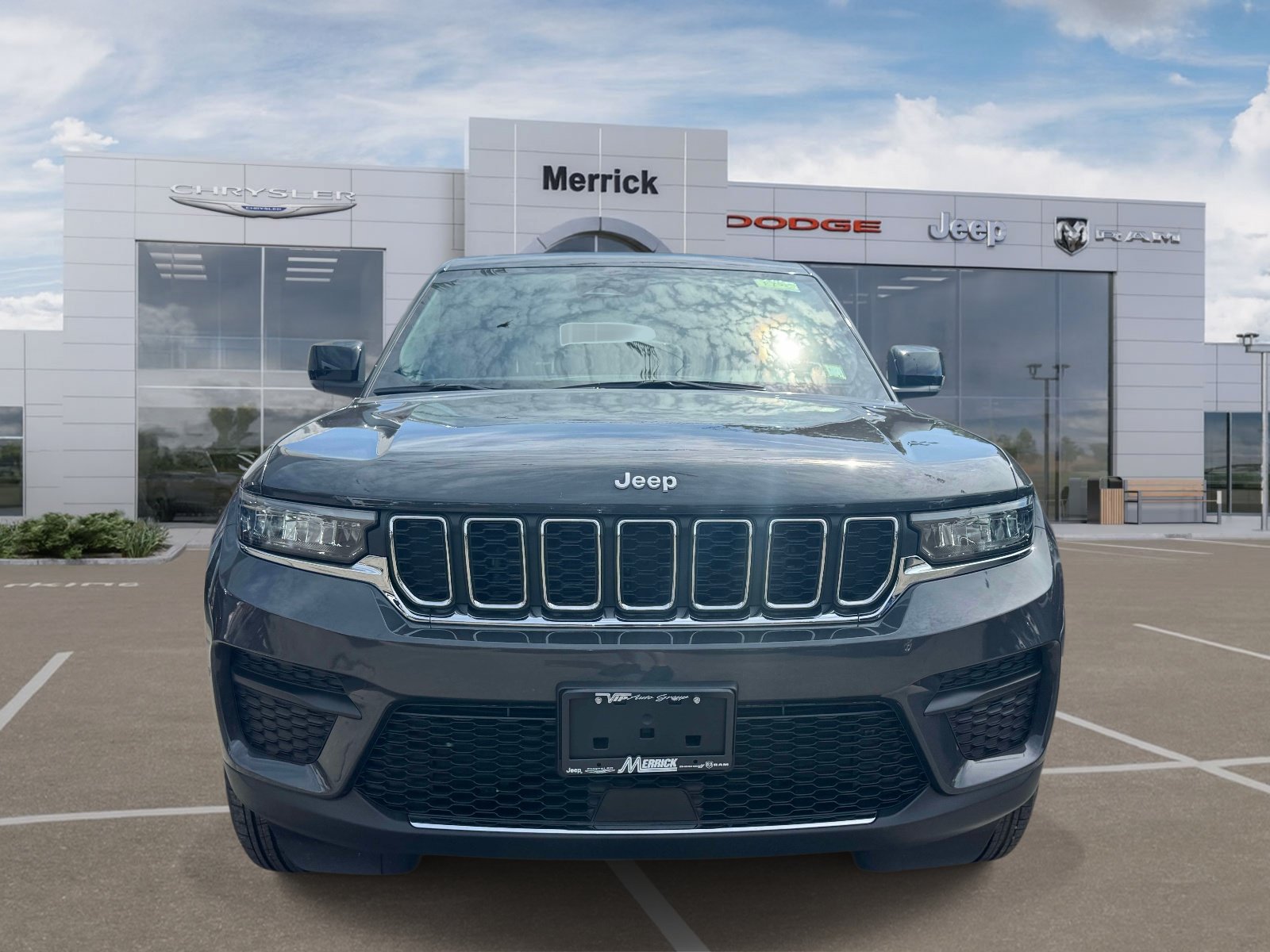 Used 2026 Jeep Grand Cherokee Laredo X AWD/4WD image 3