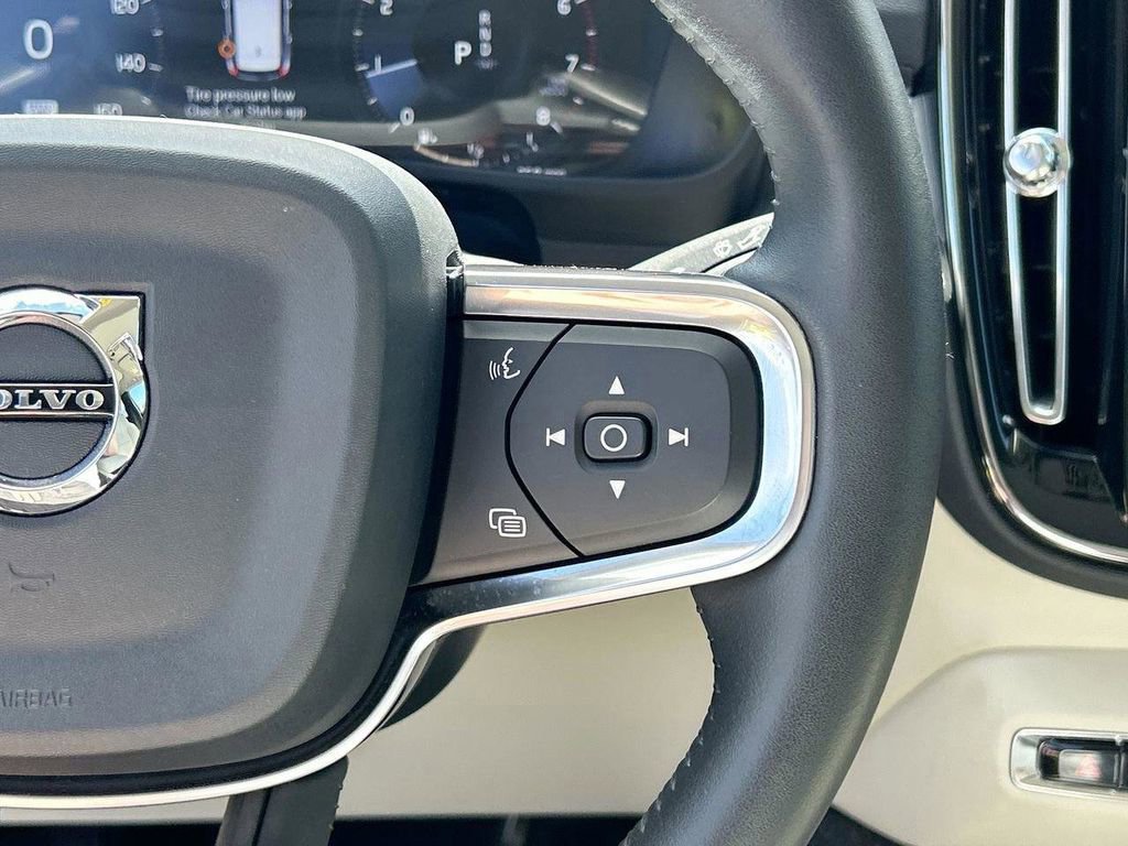 Used 2019 Volvo XC40 T5 Momentum image 33