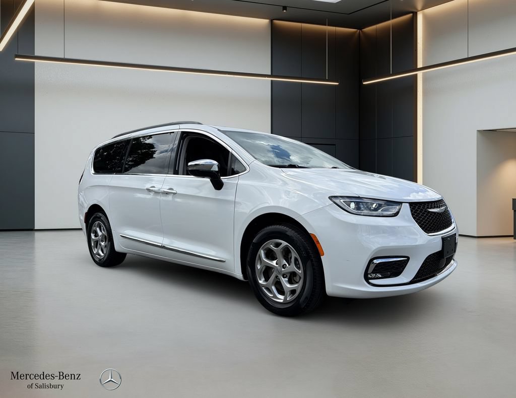 Used 2023 Chrysler Pacifica Limited AWD/4WD image 3