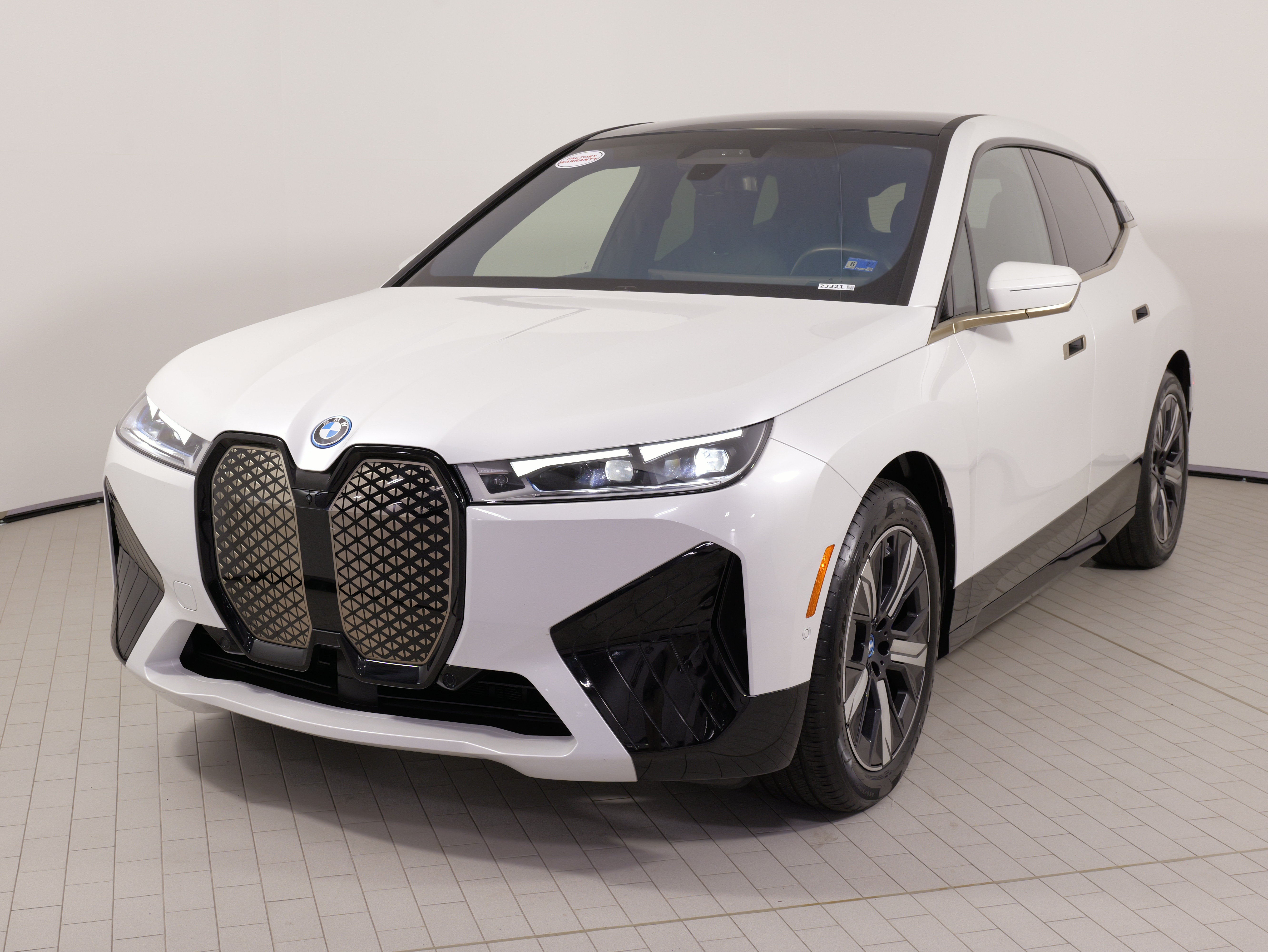Used 2023 BMW iX xDrive50 w/ Premium Package AWD/4WD image 4