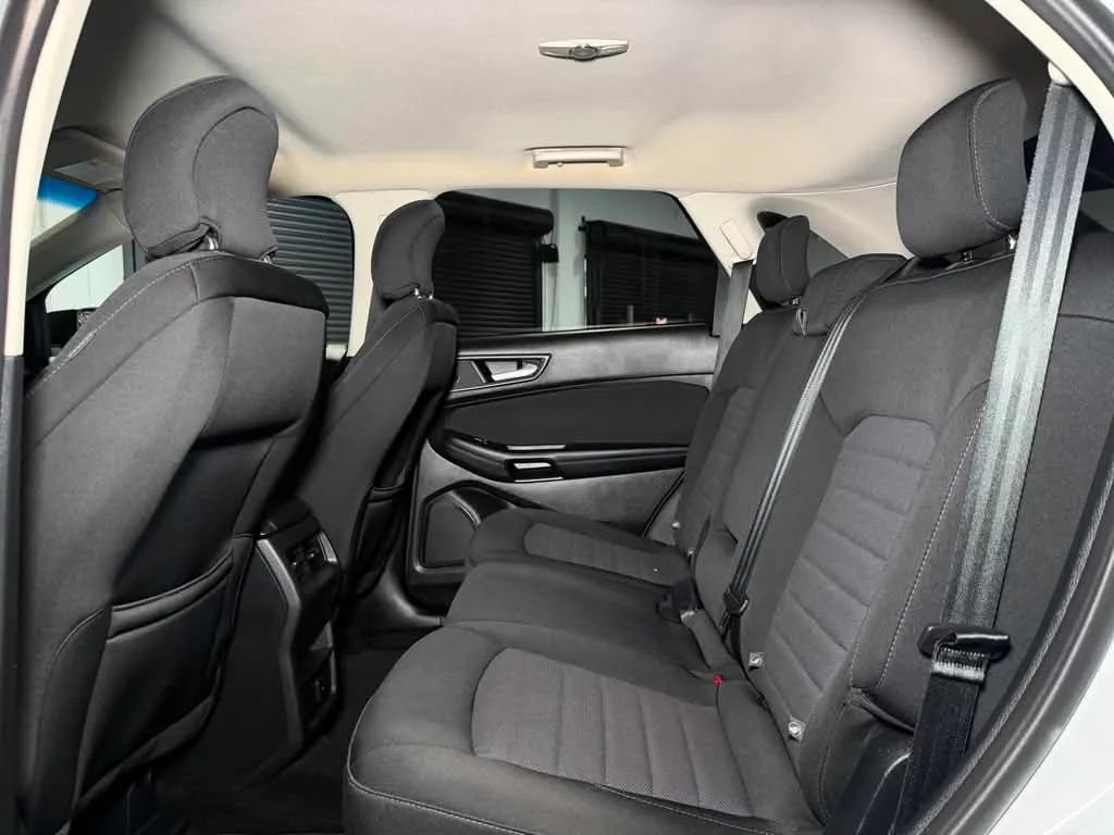 Used 2018 Ford Edge SE FWD image 18