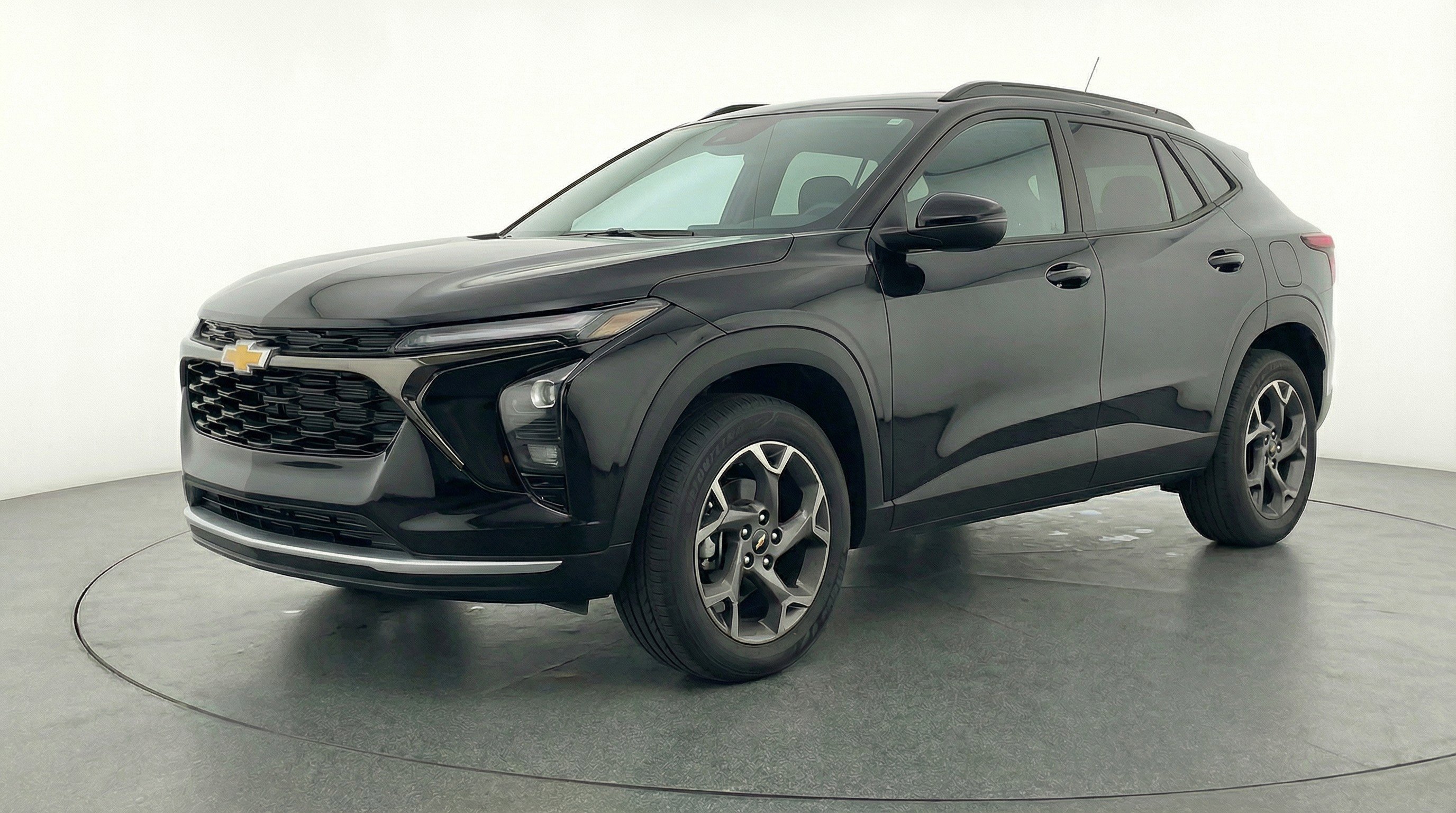 Used 2025 Chevrolet Trax LT w/ LT Convenience Package image 3