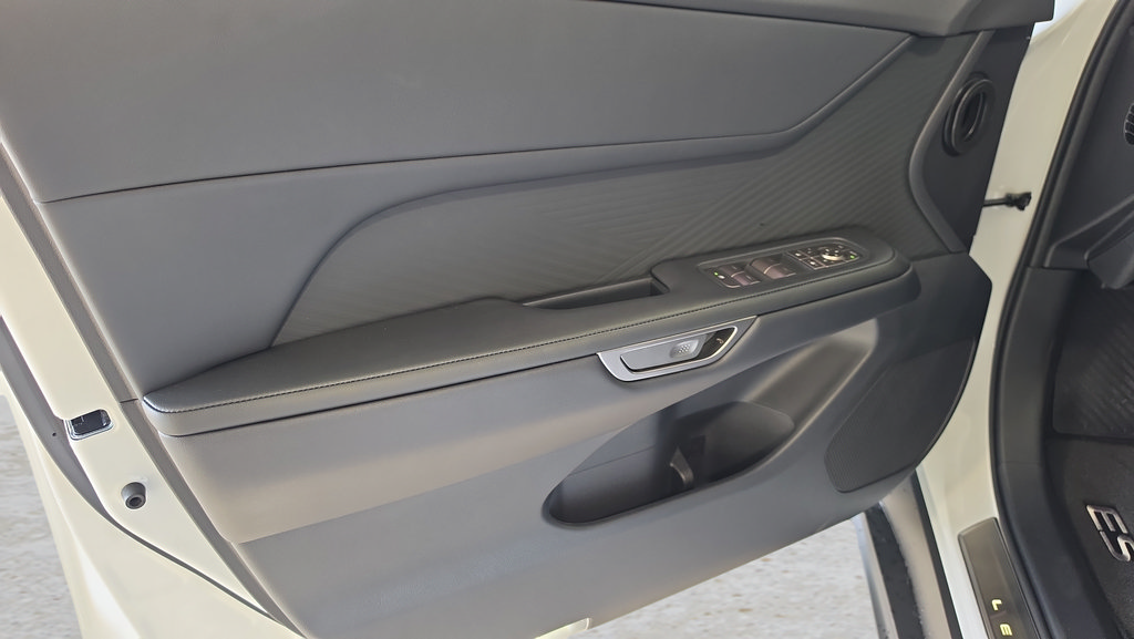 New 2026 Lexus ES 500e AWD/4WD image 12