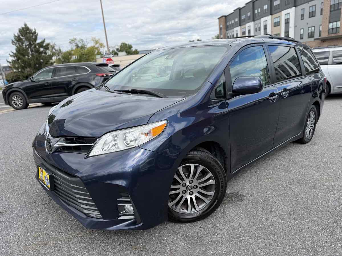 Used 2018 Toyota Sienna XLE Premium FWD image 3