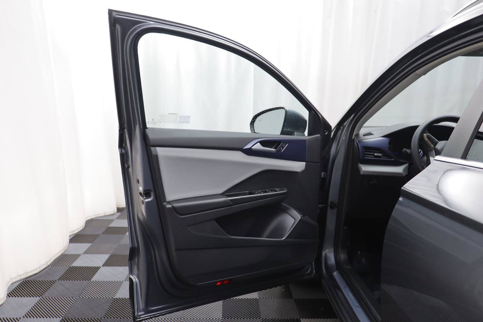 Used 2022 Volkswagen Taos SE image 4