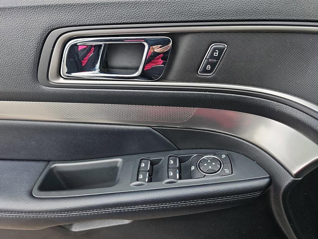 Used 2018 Ford Explorer XLT image 30