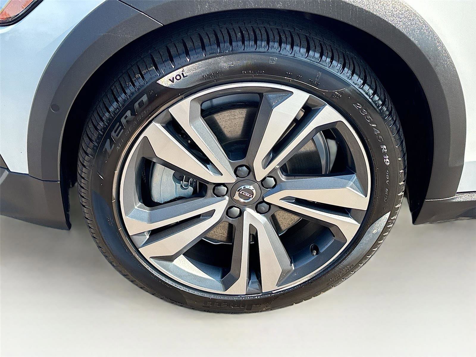 Used 2025 Volvo V60 B5 Cross Country Plus image 32