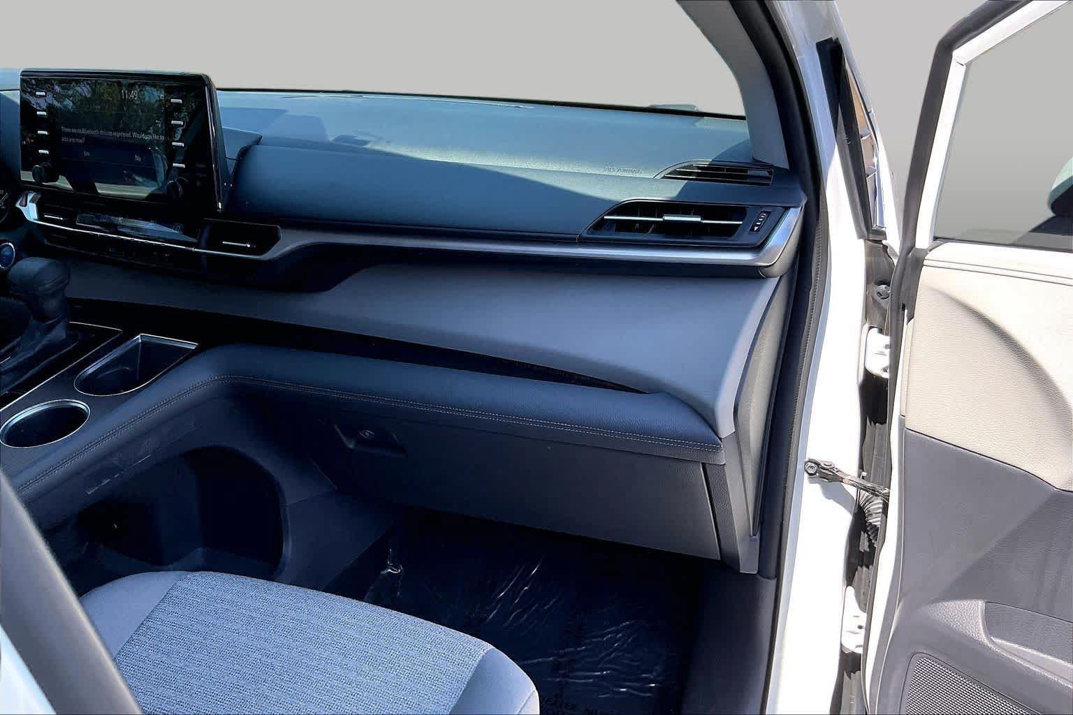 Certified 2022 Toyota Sienna LE FWD image 18