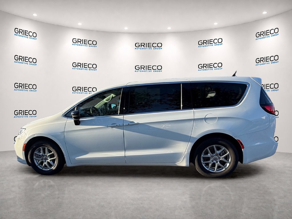 Used 2024 Chrysler Pacifica Touring-L FWD image 4