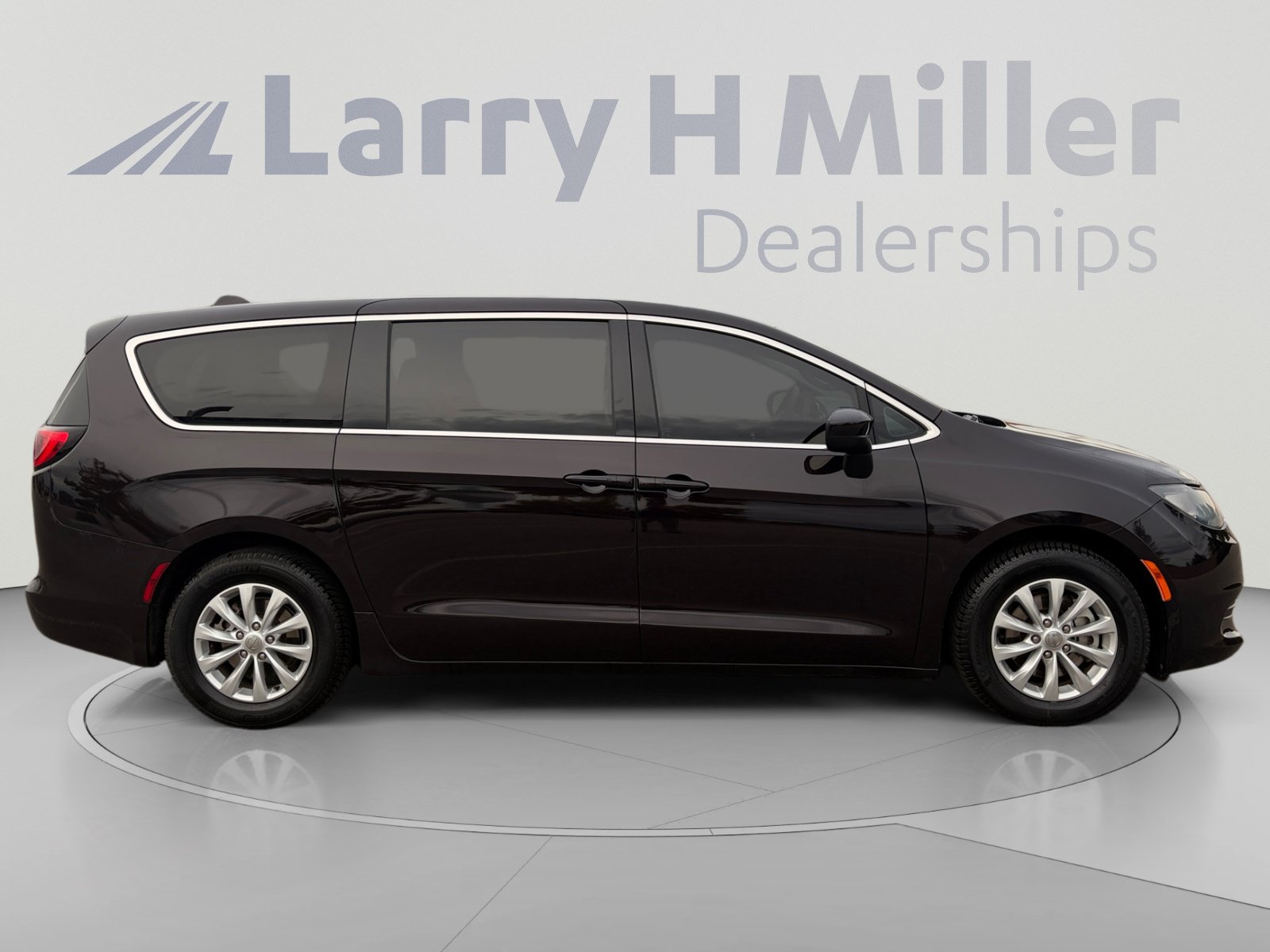 Used 2017 Chrysler Pacifica Touring w/ Tire & Wheel Group FWD image 7