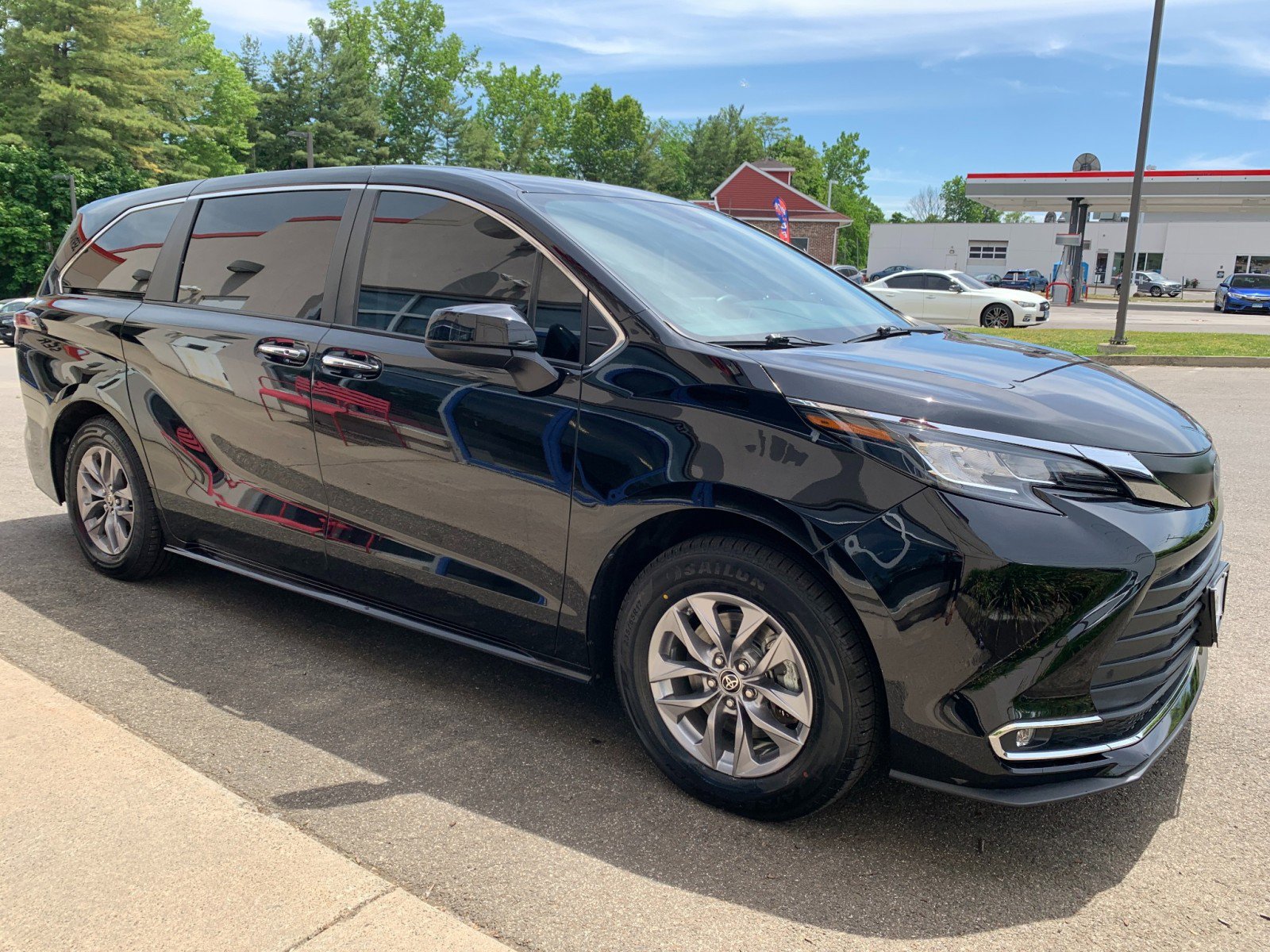 Used 2022 Toyota Sienna XLE AWD/4WD image 3