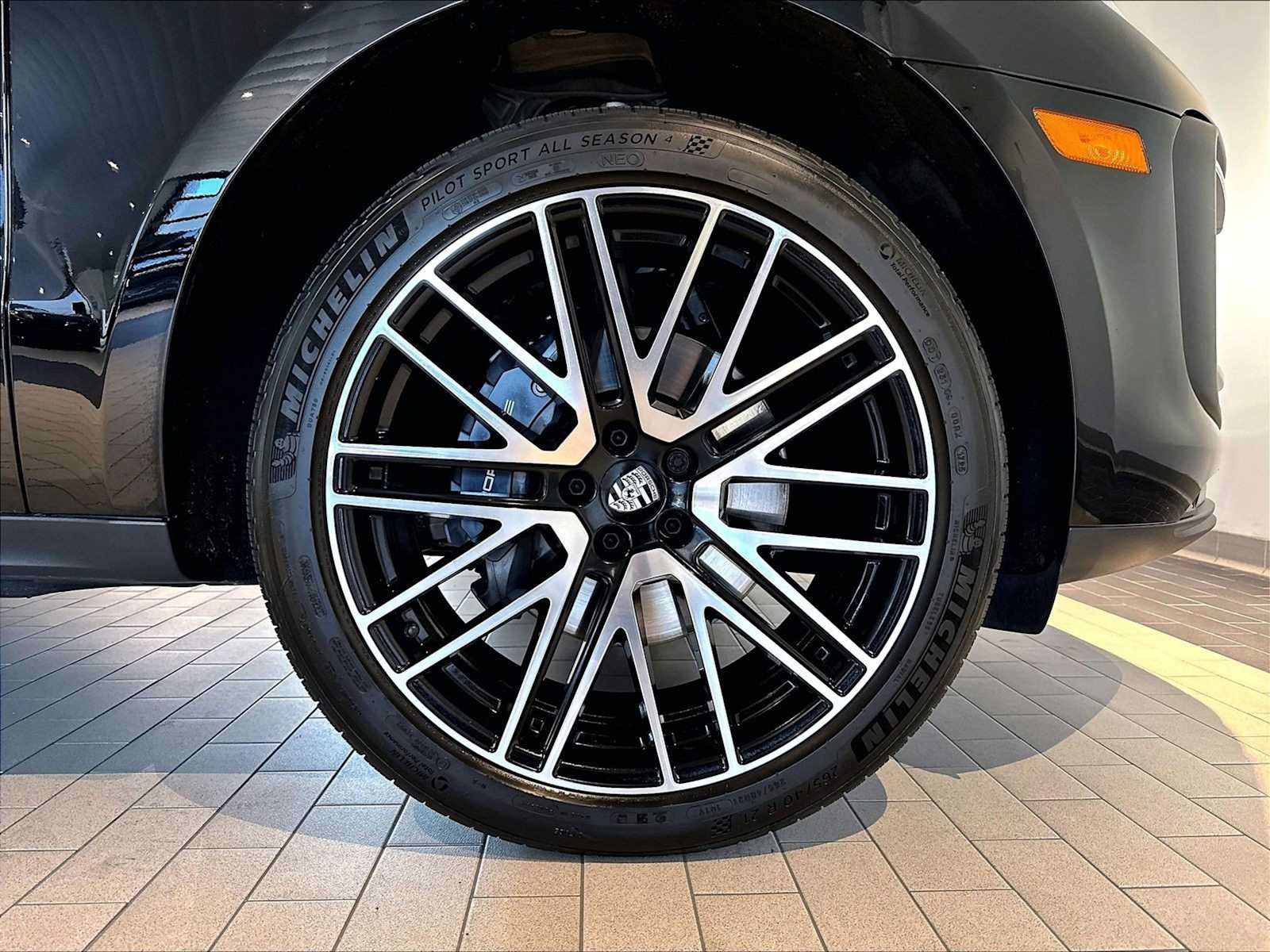 Used 2026 Porsche Macan AWD/4WD image 14