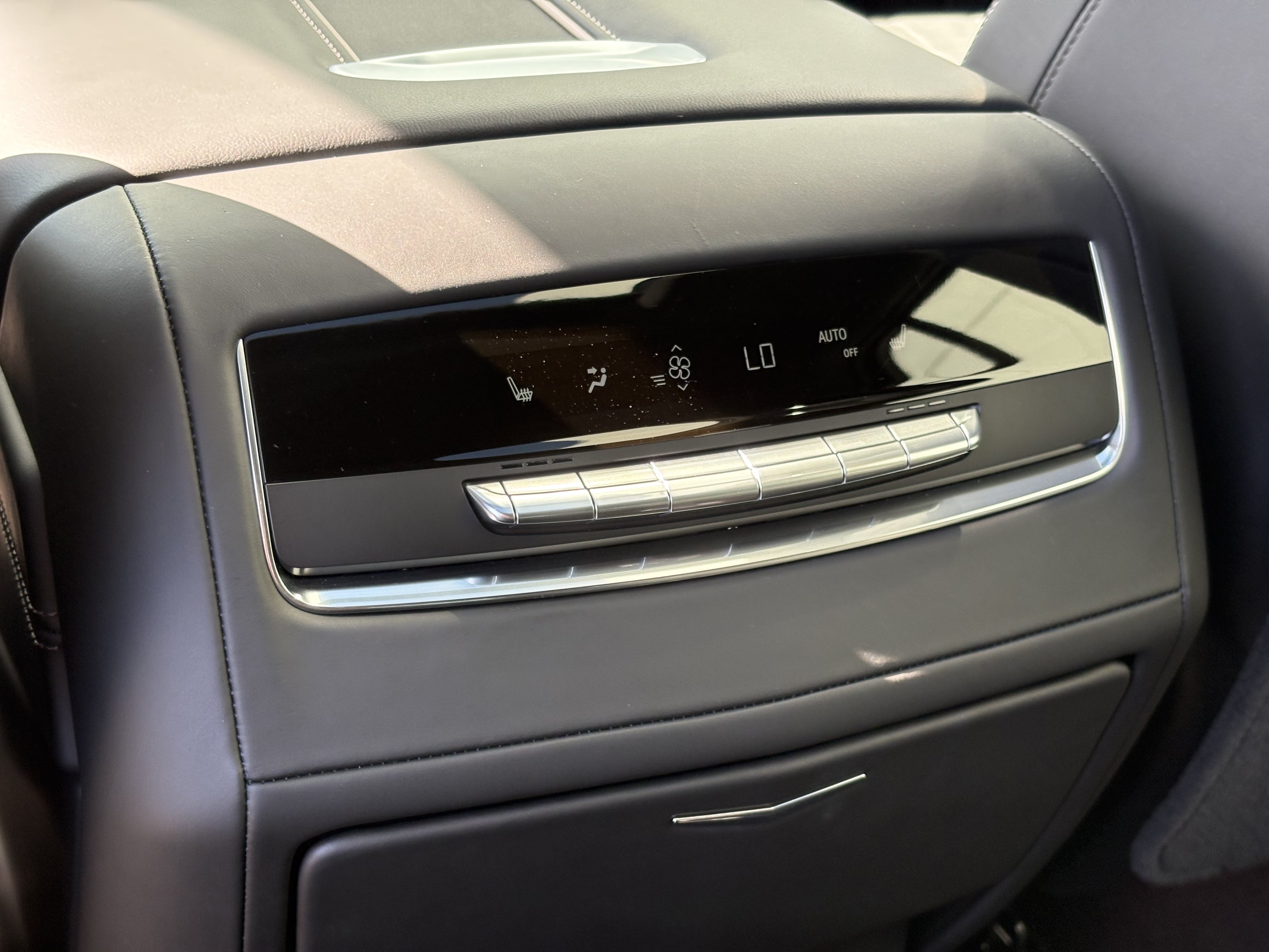 Used 2025 Cadillac Escalade ESV V w/ LPO, ONYX Package AWD/4WD image 16