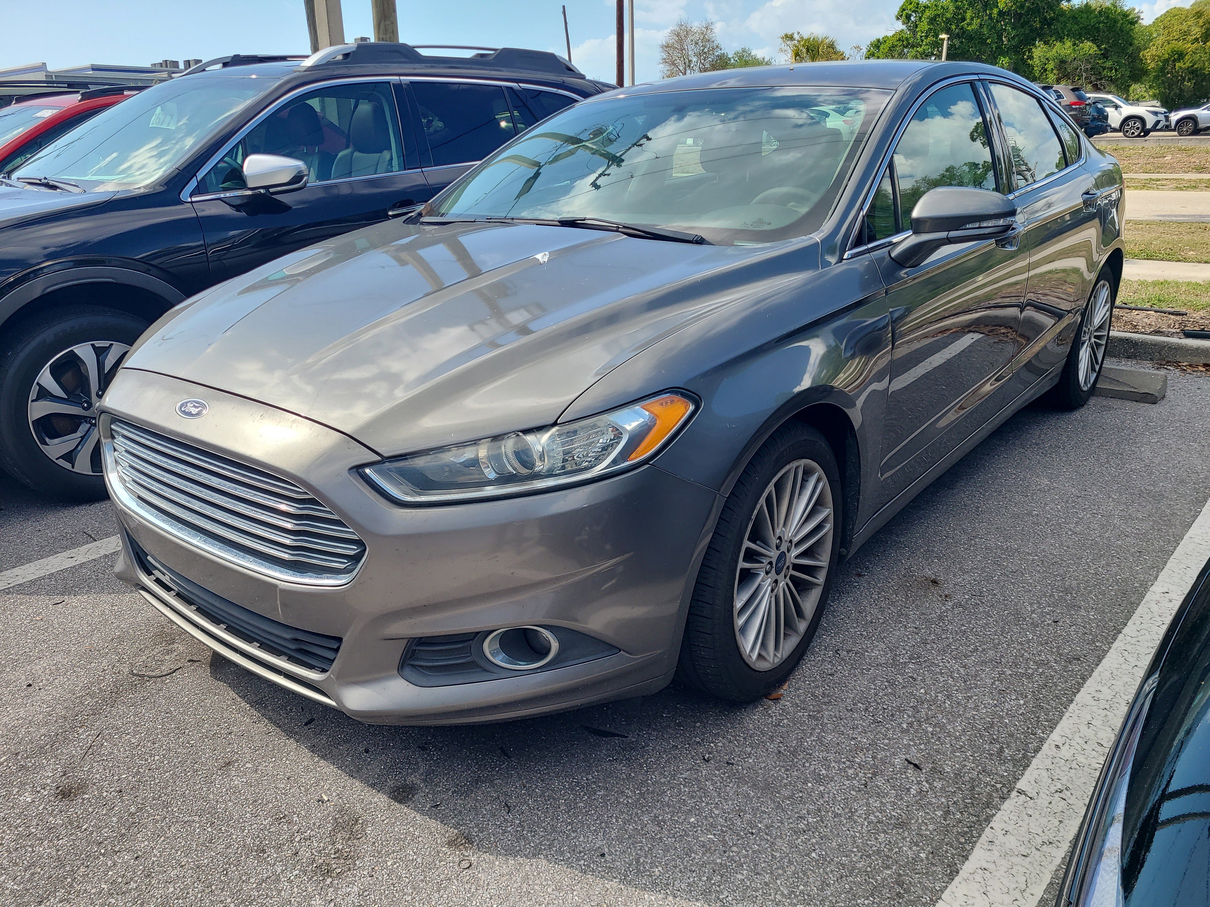 Used 2014 Ford Fusion SE w/ Equipment Group 202A FWD image 2