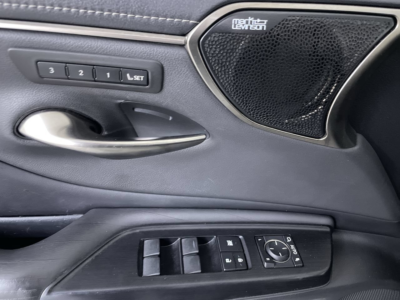 Used 2020 Lexus ES 300h Ultra Luxury w/ Accessory Package 2 FWD image 11