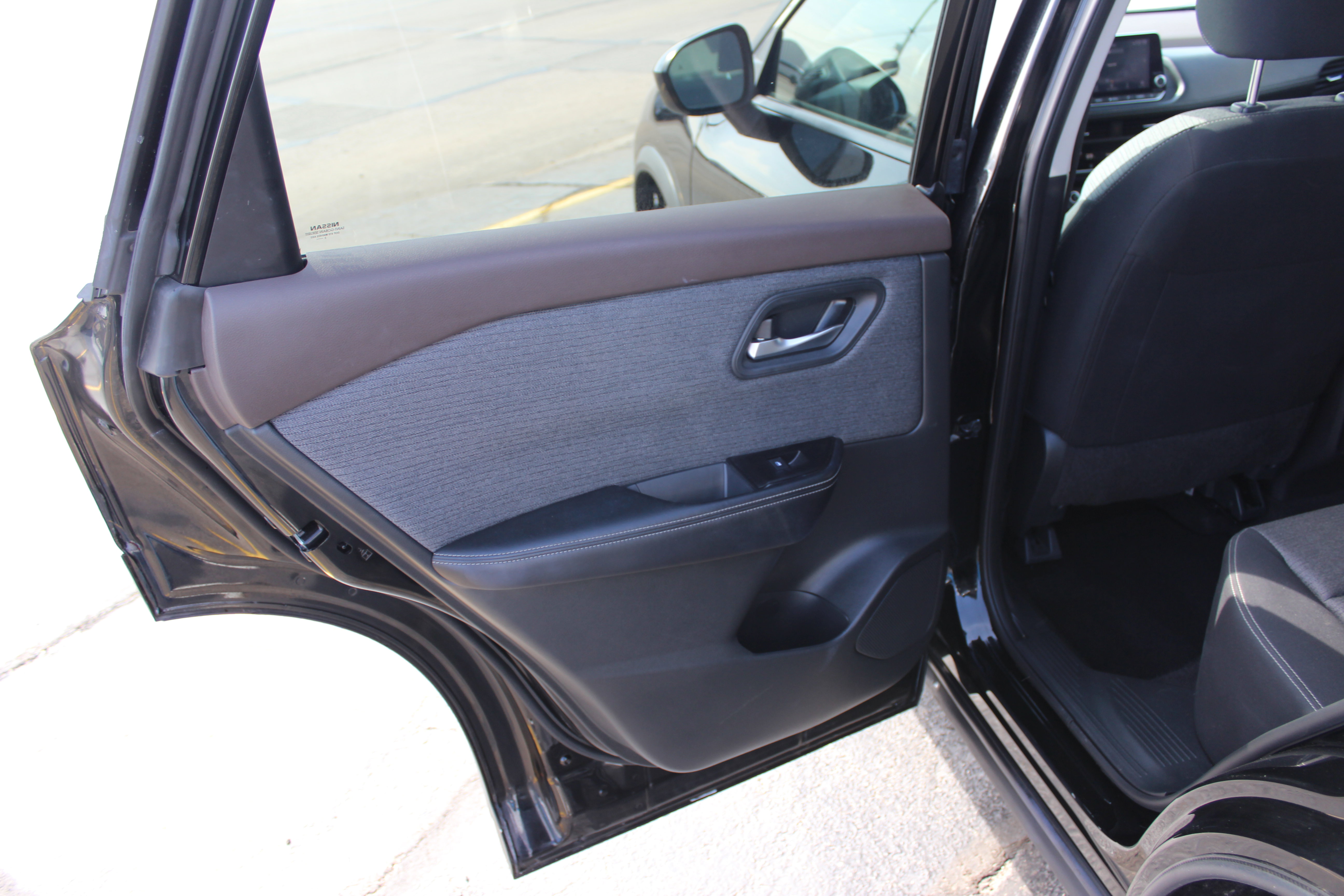 Used 2023 Nissan Rogue SV image 16