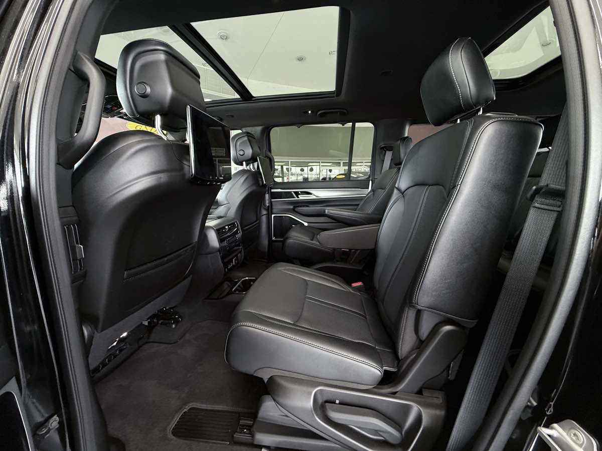 Used 2025 Jeep Wagoneer L Series III w/ Premium Group I AWD/4WD image 31