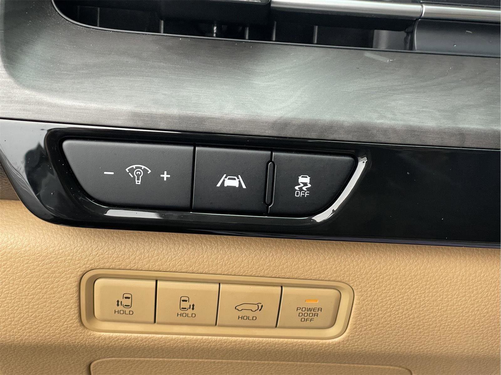 Used 2023 Kia Carnival EX image 27