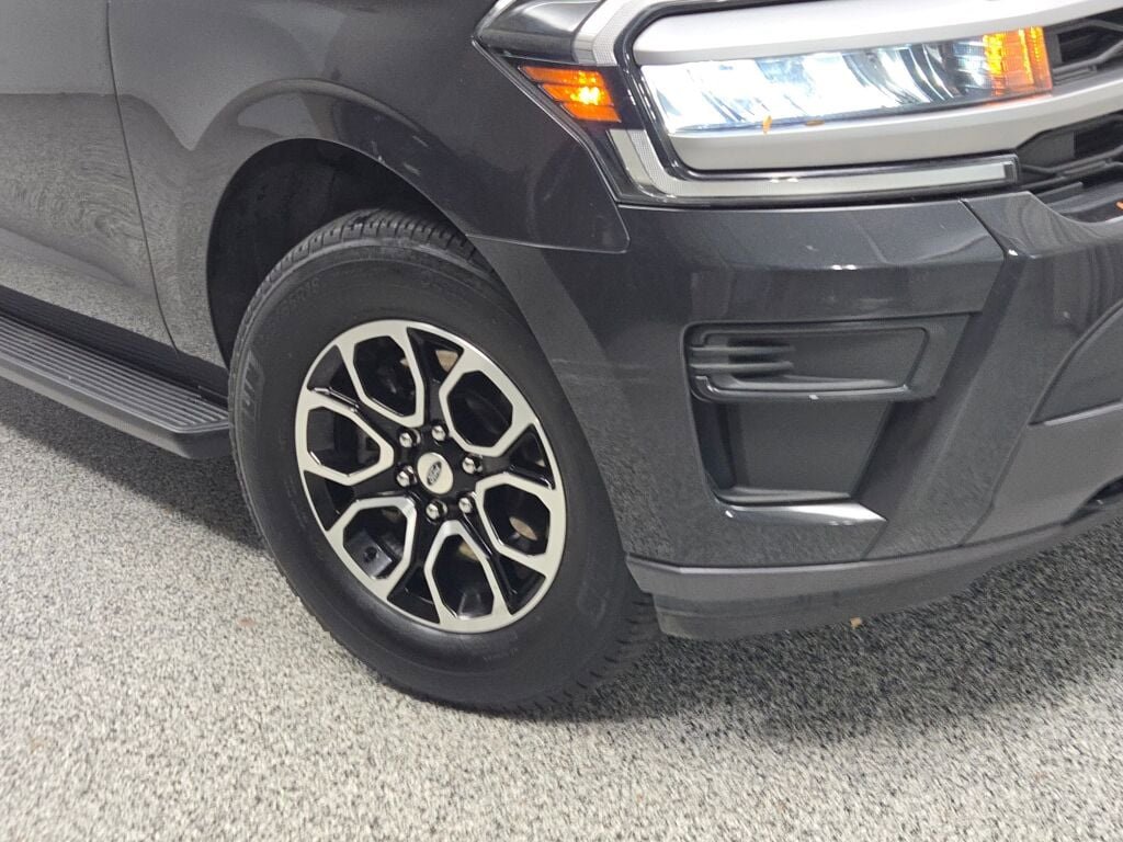 Used 2023 Ford Expedition Max XLT image 3