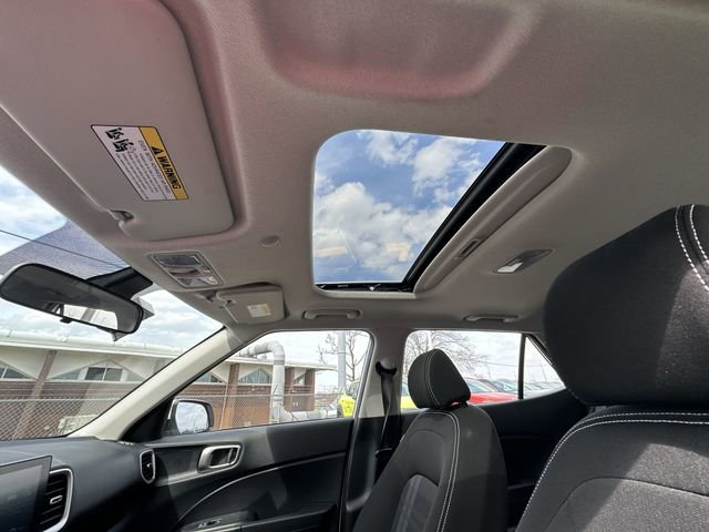 Used 2025 Hyundai Venue SEL image 35