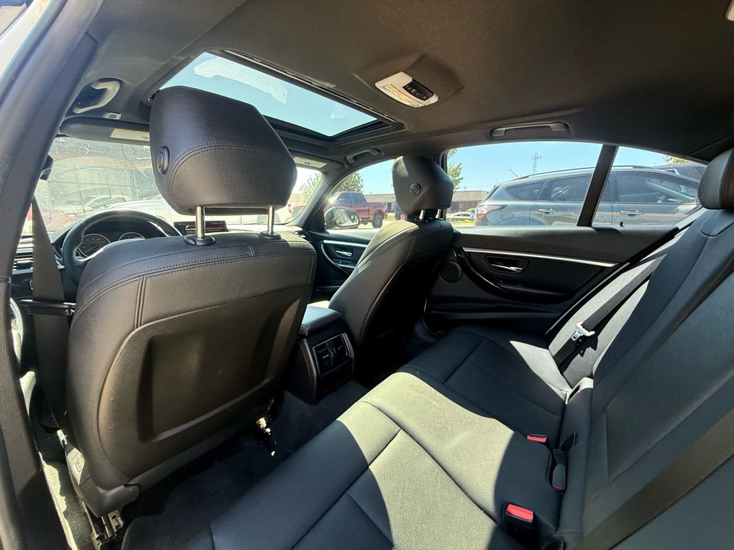 Used 2018 BMW 330i xDrive Sedan AWD/4WD image 14