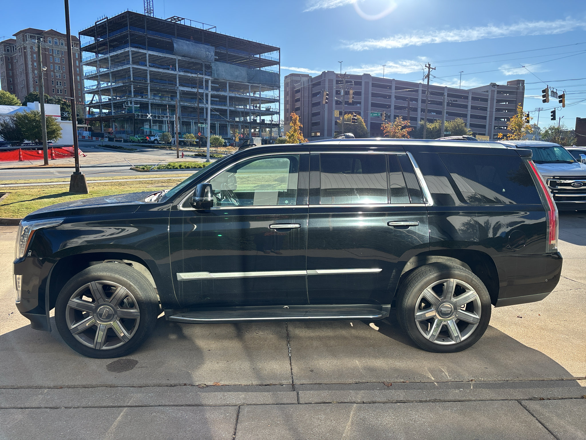 Used 2018 Cadillac Escalade Premium Luxury AWD/4WD image 5