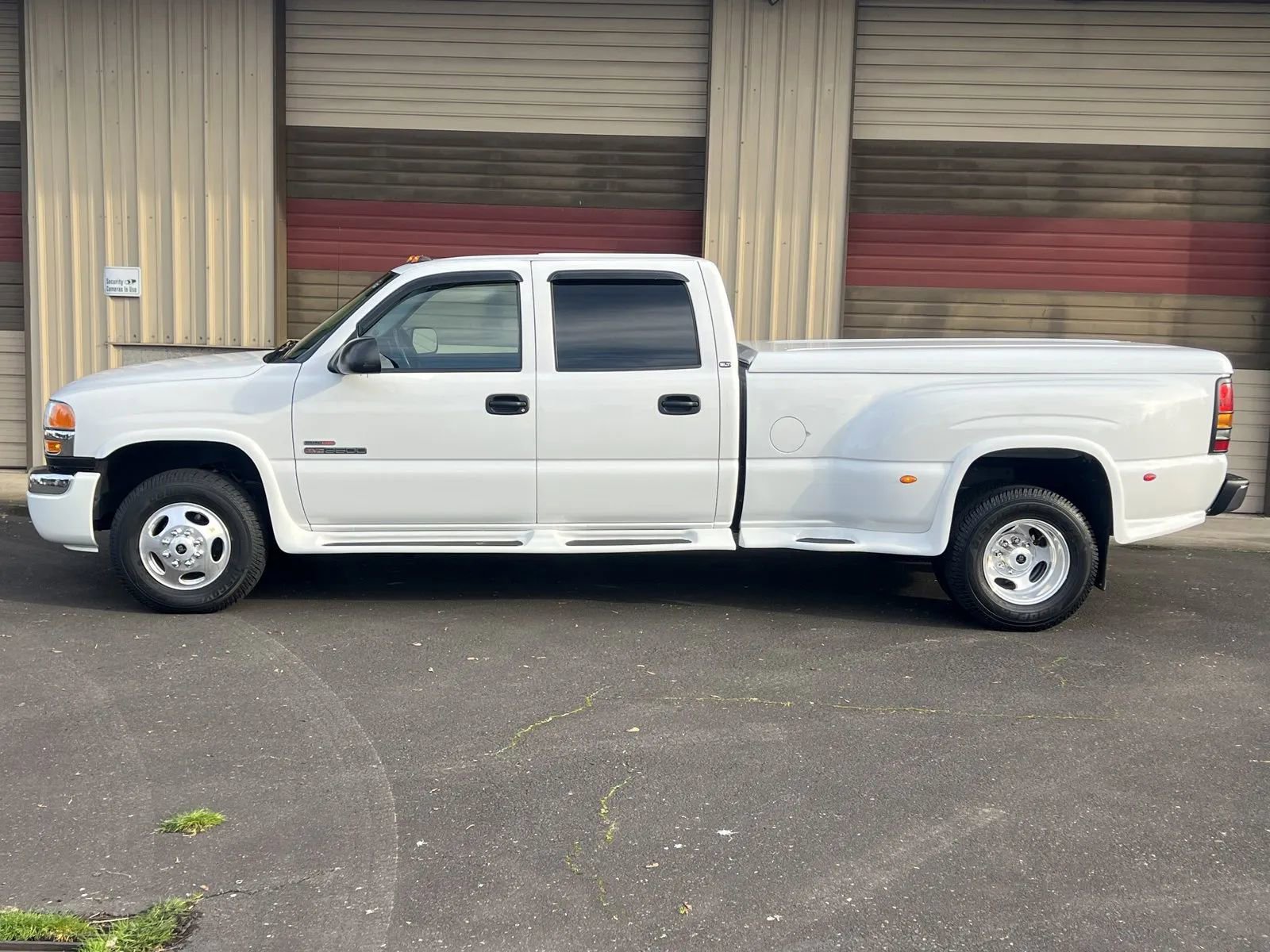 Used 2005 GMC Sierra 3500 SLT w/ Heavy-Duty Power Package image 2
