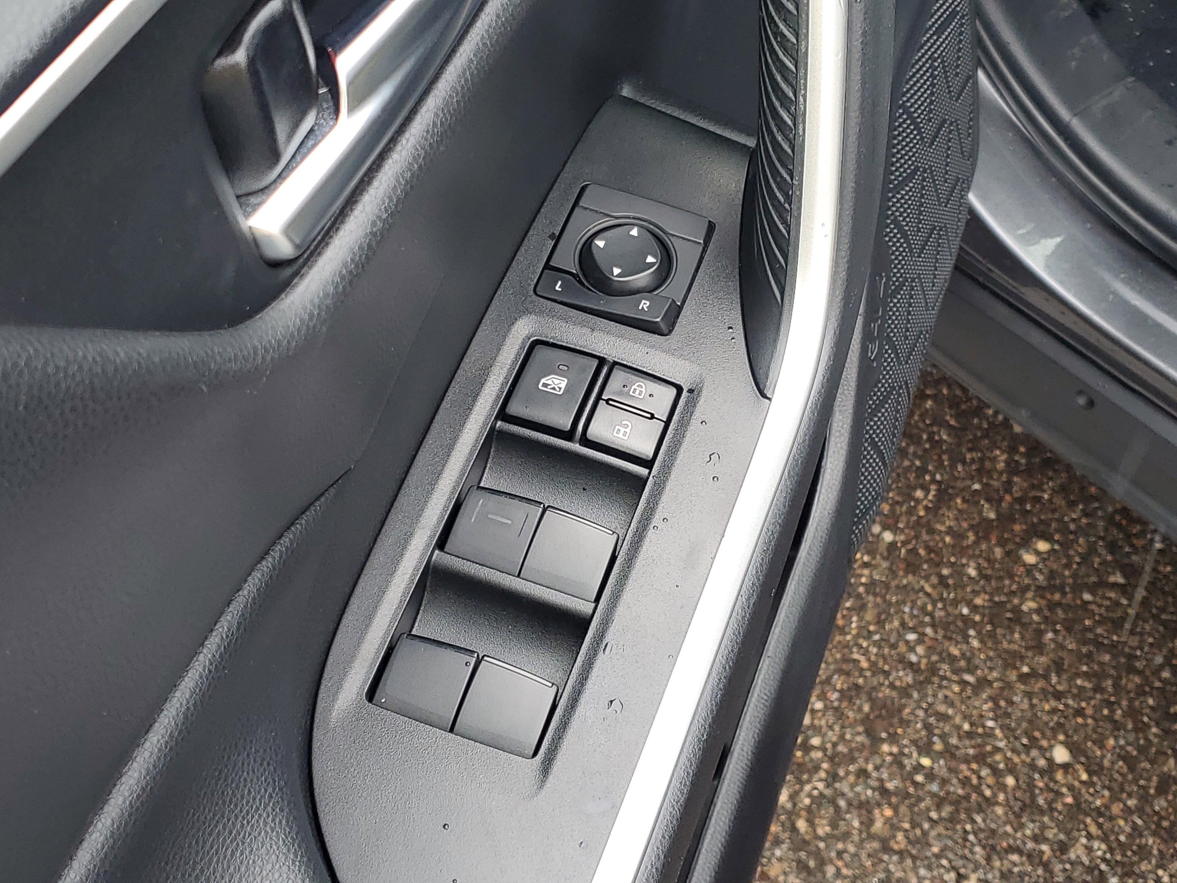 Used 2021 Toyota RAV4 XLE AWD/4WD image 6