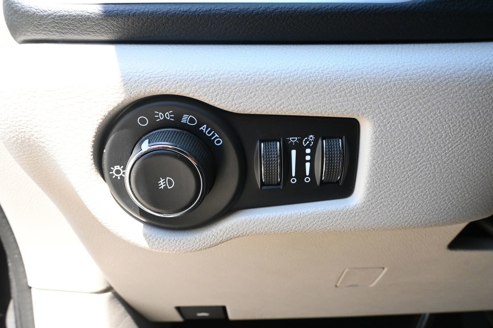 Used 2023 Chrysler Pacifica Touring-L FWD image 11