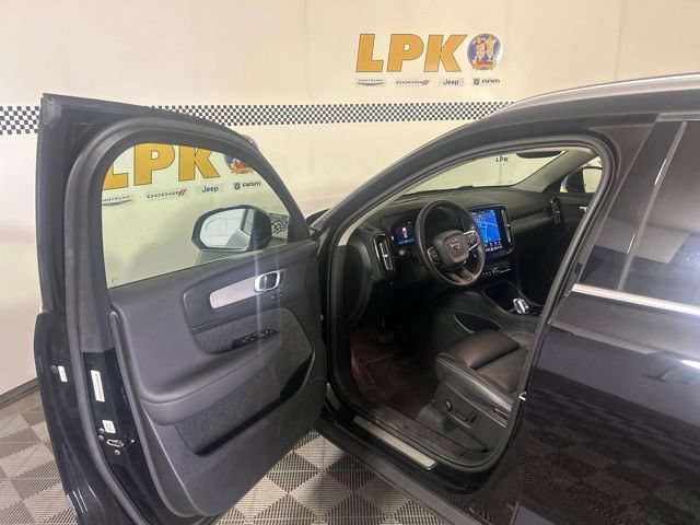 Used 2025 Volvo XC40 B5 Plus AWD/4WD image 11
