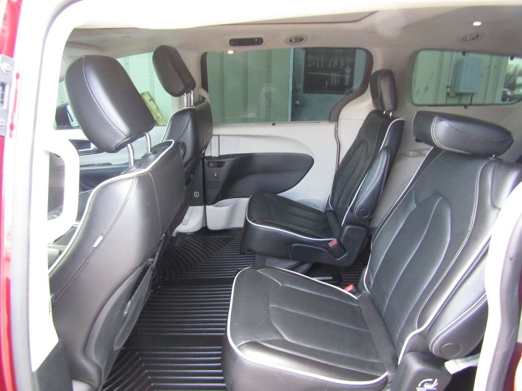 Used 2023 Chrysler Pacifica Limited AWD/4WD image 34
