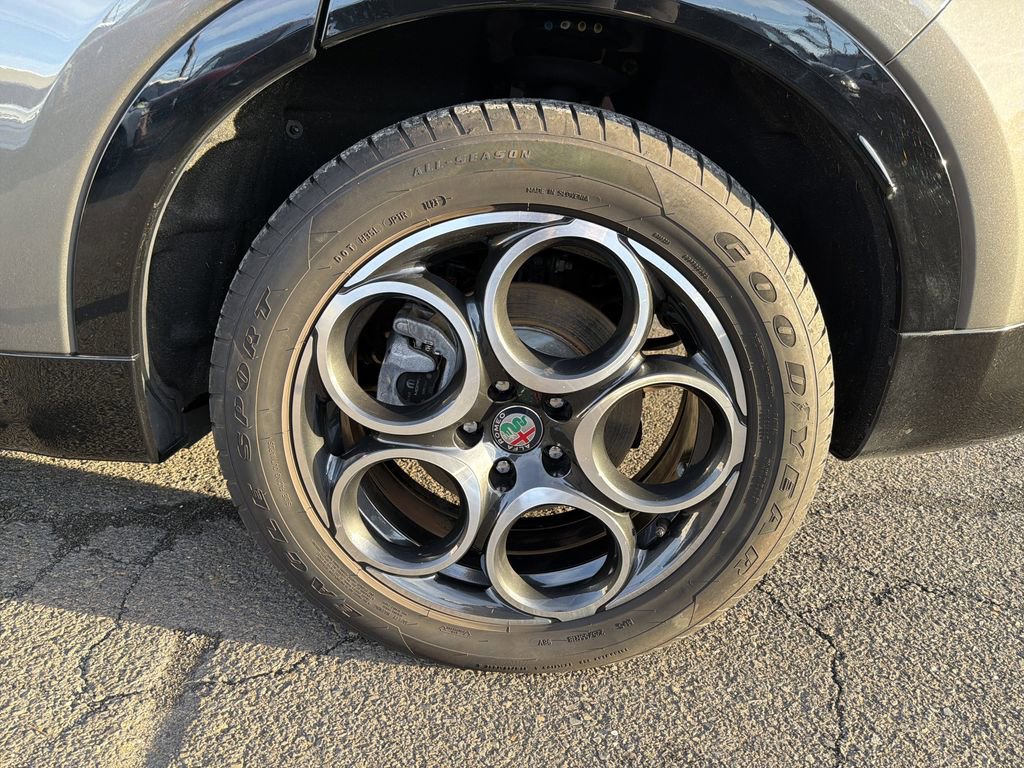 Used 2024 Alfa Romeo Tonale Ti w/ Premium Interior Package image 31