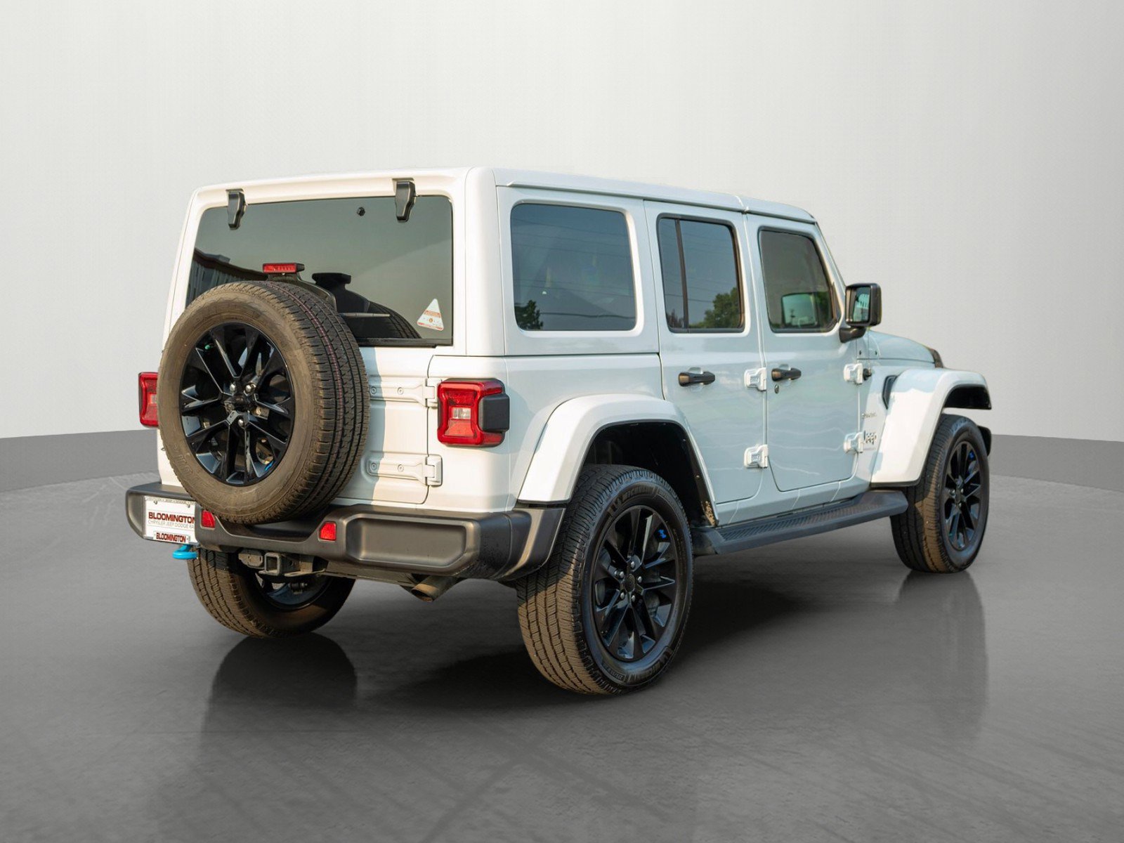 Used 2023 Jeep Wrangler Unlimited Sahara w/ Cold Weather Group AWD/4WD image 7