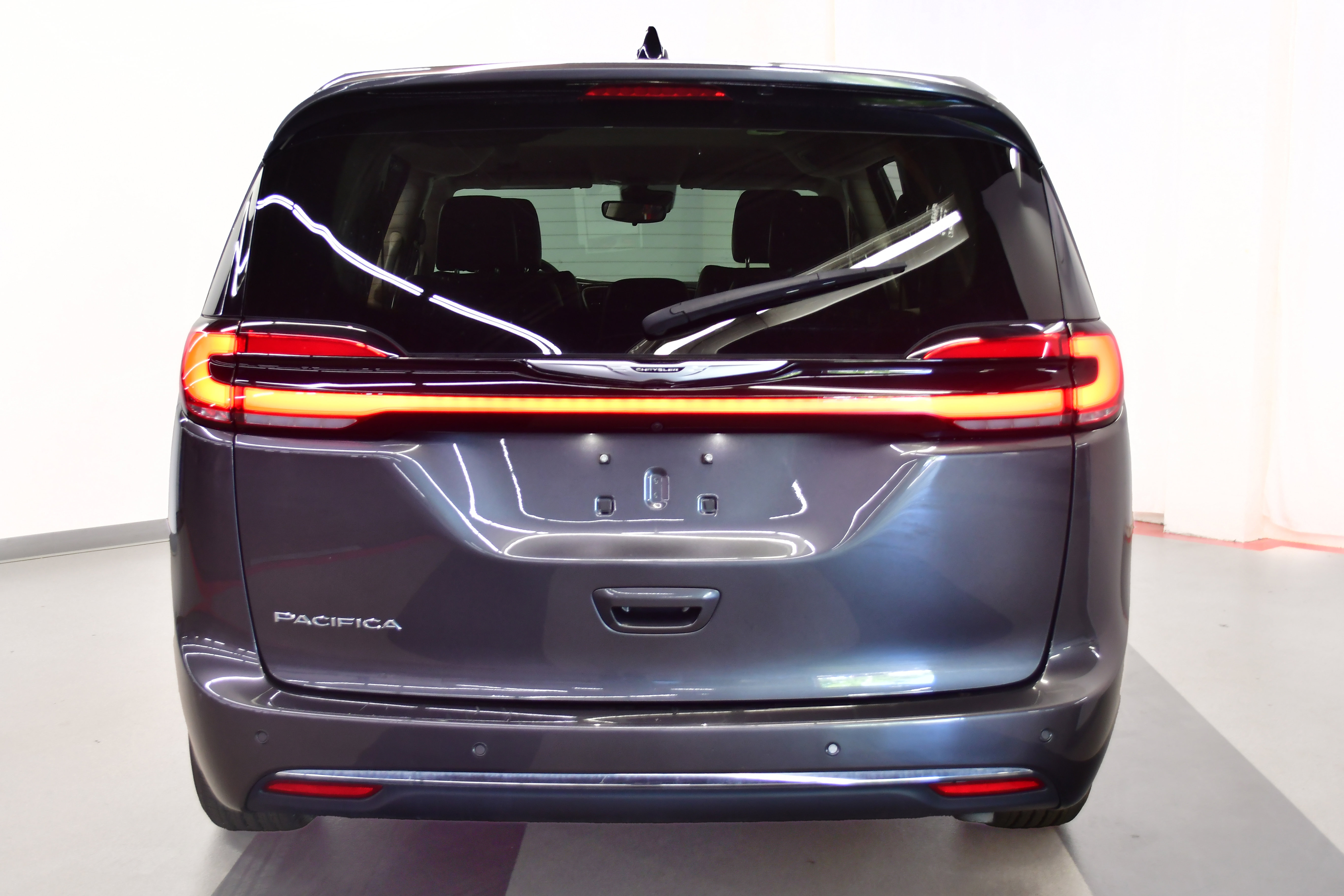 Used 2023 Chrysler Pacifica Touring-L FWD image 6