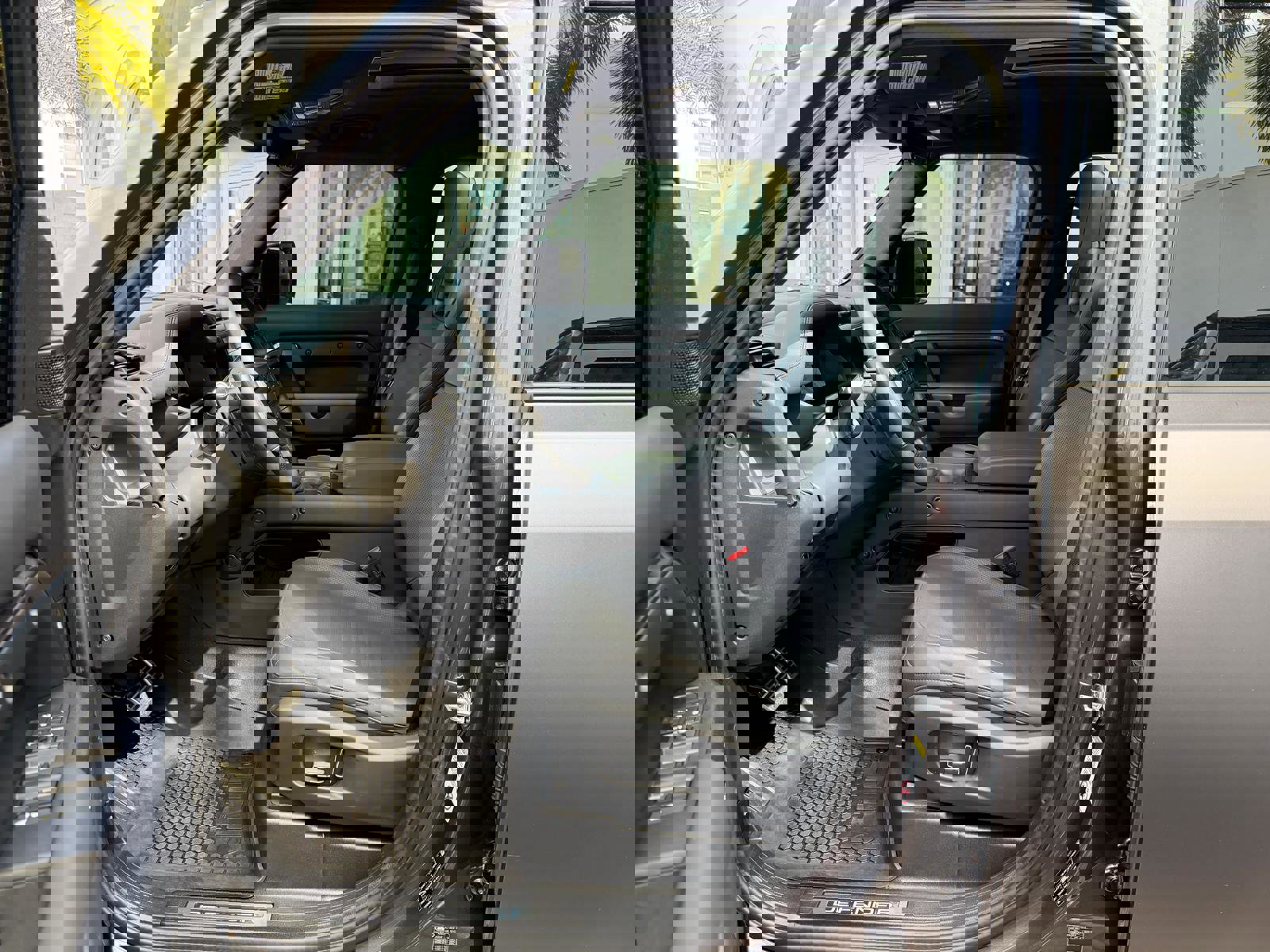 Used 2025 Land Rover Defender 110 AWD/4WD image 40