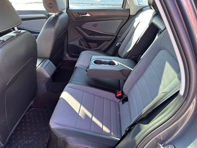 Certified 2025 Volkswagen Jetta SE w/ Sunroof Package image 31